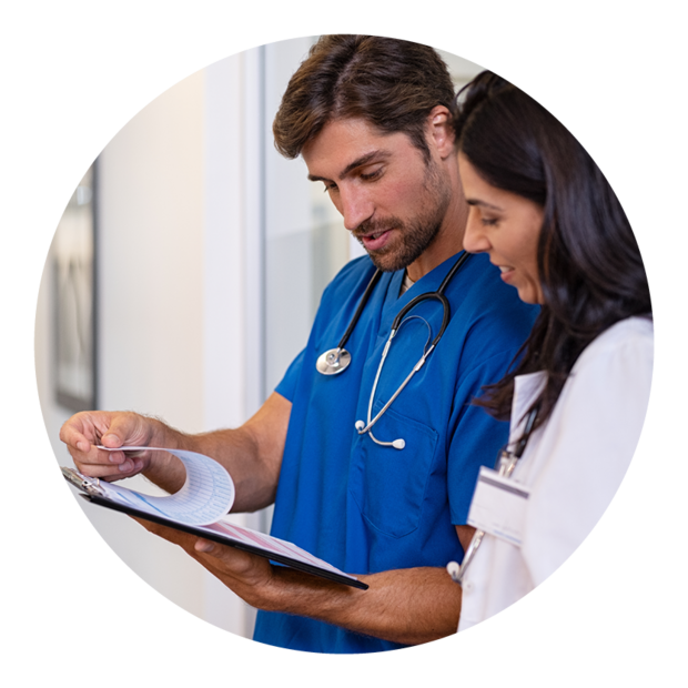 Rido - stock.adobe.com Ein Team von Ärzten arbeitet gemeinsam an Patientenakten im Krankenhaus.