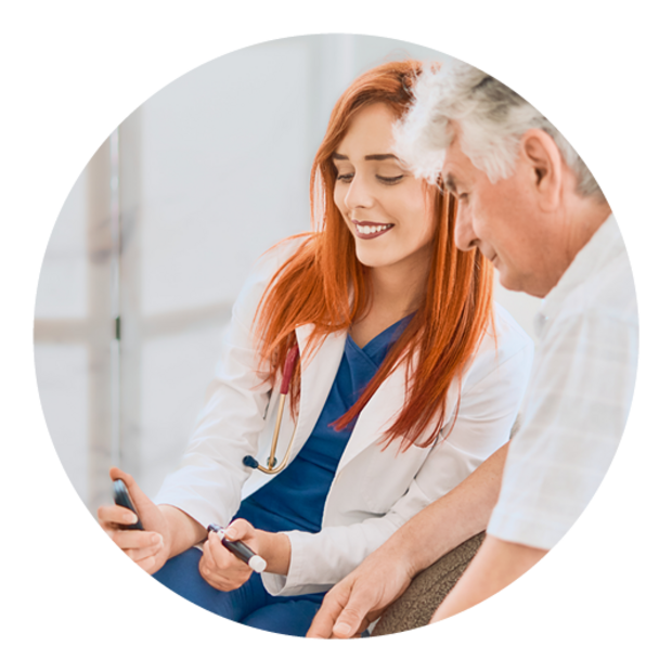 Sanja - stock.adobe.com Lächelnde Diabetesberaterin misst den Blutzuckerspiegel eines Mannes in einer Klinik zur Diabetesprävention.