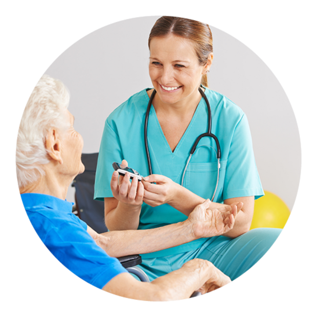 AdobeStock_104428218 Altenpflegerin macht eine Blutdruckmessung bei Seniorin mit Diabetes.