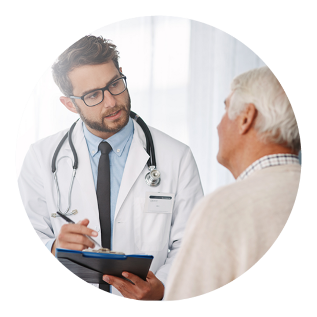 Thurstan Hinrichsen/peopleimages.com - stock.adobe.com Eine jungen Arzt, der mit seinem älteren männlichen Patienten Krankenakten durchgeht.