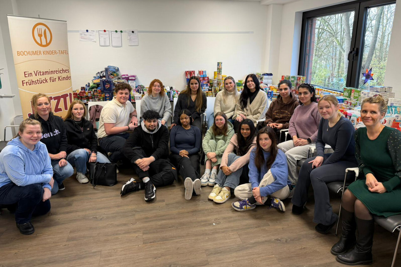 Auszubildende der Augusta Akademie sammeln Spenden für die Tafel