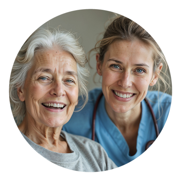 AdobeStock_1419067639 Porträt einer glücklichen älteren Frau mit einer Pflegekraft in Innenräumen.