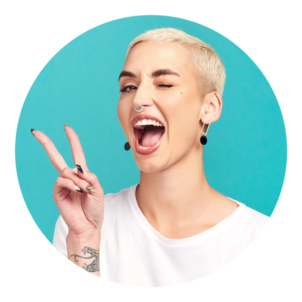 Chanelle Malambo / peopleimages.com - stock.adobe.com Erfülle die Welt mit Glück. Studioaufnahme einer selbstbewussten jungen Frau, die vor einem türkisfarbenen Hintergrund ein Friedenszeichen macht.
