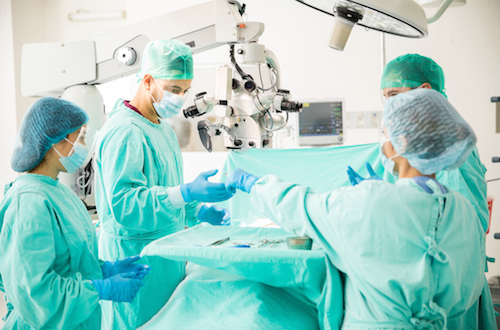 Doctors in the middle of surgery – Stockfoto by Antonio_Diaz